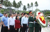 Chủ tịch nước Lương Cường dâng hương các anh hùng liệt sĩ tại Đà Nẵng