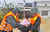 Bộ đội dầm mình trong lũ tiếp tế lương thực, ứng cứu người dân ở Gia Lai