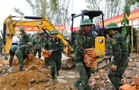 'Chiến dịch Quang Trung': Bộ đội đặt những viên gạch đầu tiên xây lại nhà cho dân