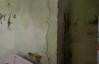 Nhiều nhà nứt toác, dân sống gần 'hố tử thần' ở Đà Nẵng lo lắng