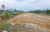 Quốc lộ 14B ở Đà Nẵng ngổn ngang, vỡ tiến độ