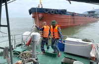 Biên phòng ứng cứu tàu hàng 1.500 tấn trôi dạt trên vịnh Đà Nẵng