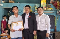 Người đàn ông dũng cảm cứu 2 cháu bé bị sóng cuốn trôi tại biển Nam Ô