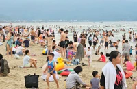 Biển Đà Nẵng ken đặc du khách. Ảnh: TV