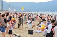 Biển Đà Nẵng ken đặc du khách, khởi động cho mùa lễ hội