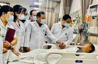 Thủ tướng Phạm Minh Chính động viên nạn nhân trong vụ cháy chung cư mini ở Hà Nội.