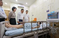 Chủ tịch UBND TP. Hà Nội Trần Sỹ Thanh thăm hỏi nạn nhân vụ cháy chung cư mini ở Hà Nội đang điều trị tại Bệnh viện Xanh Pôn.