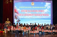 Công đoàn ngành giáo dục Hà Nội tặng quà Tết cho thân nhân các chiến sĩ đang công tác tại biên giới, hải đảo