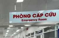Báo động đỏ, bác sĩ chạy đua cứu bé gái bị xe công nông cán qua người