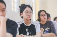 Hồi hộp trước giờ công bố điểm chuẩn vào lớp 10 ở Hà Nội