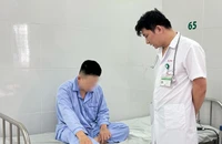 Con giun 30 cm sống trong cơ thể thanh niên 21 tuổi
