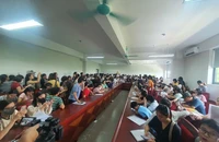 Phụ huynh xin cho con vào Trường Tiểu học Tây Mỗ 3: Ngày mai sẽ có thông báo