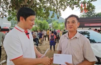 Báo Pháp Luật TP.HCM gửi hỗ trợ của bạn đọc đến các hộ bị thiệt hại do lũ ở xã Cốc Lầu