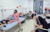 13 học sinh nhập viện sau khi uống nước ngọt phát miễn phí