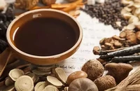Tóc bạc nhiều, uống hà thủ ô có giúp đen trở lại?