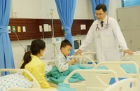 Cử tri: 'Bác sĩ quan tâm người khám dịch vụ hơn khám BHYT', Bộ trưởng Bộ Y tế nói gì?