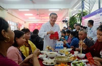 Cơm tất niên ở bệnh viện: 'Ngon nhất trong 4 tháng qua'