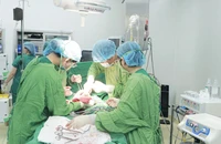 Sản phụ ngừng tuần hoàn hơn 30 phút trên bàn sinh mổ