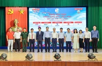 Chùm ảnh chương trình 'Cùng ngư dân thắp sáng đèn trên biển' tại Nam Định