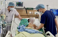2 vợ chồng hôn mê sâu, tiên lượng rất xấu sau khi ăn nấm rừng