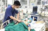 Nỗ lực cứu chữa cháu bé bị thanh gỗ đâm vào chân, nguy kịch vì uốn ván 