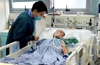 Bé trai 12 tuổi tỉnh dậy sau 2 tuần hôn mê sâu