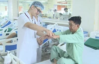 Đang uống rượu thì bị đột quỵ