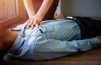 Phân biệt đột quỵ não và ngừng tim, cách xử trí