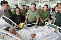 Thứ trưởng Bộ Công an thăm cán bộ cảnh sát cơ động bị thương khi làm nhiệm vụ A80