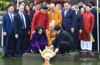 Chủ tịch nước Lương Cường và Phu nhân cùng kiều bào thả cá chép tại hồ Hoàn Kiếm