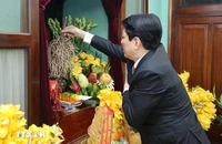 Chủ tịch nước dâng hương tưởng niệm Chủ tịch Hồ Chí Minh tại Nhà 67