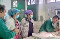Bác sĩ Cuba giữa khủng hoảng năng lượng: Gõ cửa từng nhà để giành lại sự sống