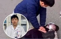 Hà Nội khen thưởng bác sĩ ép tim cứu người giữa phố
