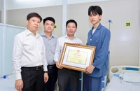Bộ GD&ĐT tặng bằng khen cho nam sinh viên lao vào đám cháy cứu người
