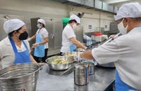 Sau vụ 300 tấn thịt lợn bệnh, Hà Nội yêu cầu trường học rà soát đầu mối thực phẩm bữa ăn bán trú
