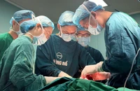 Bé trai mang khối u như mai rùa lần đầu đứng thẳng sau 6 lần phẫu thuật