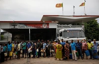 Người dân Sri Lanka xếp hàng mua nhiên liệu. Ảnh: Adnan Abidi/REUTERS 