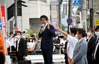 Ông Abe đang phát biểu vận động tranh cử tại TP Nara ngày 8-7. Ảnh: REUTERS
