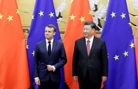 Tổng thống Pháp Emmanuel Macron (trái) và Chủ tịch Trung Quốc Tập Cận Bình. Ảnh: Jason Lee/REUTERS