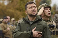 Tổng thống Volodymyr Zelensky trong chuyến thăm tới thành phố Izium. Ảnh: Văn phòng Tổng thống Ukraine/AP