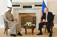Tổng thống Nga Vladimir Putin (phải) cùng với Tổng thống UAE Mohammed bin Zayed bin Sultan Al-Nahyan. Ảnh: Pavel Bednyakov/POOL/TASS