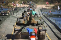 Quân đội Mỹ-Hàn diễn tập vượt sông. Ảnh: Kim Hong-Ji/REUTERS