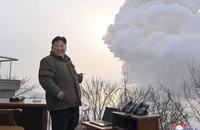 Ông Kim Jong-un giám sát vụ thử nghiệm động cơ nhiên liệu rắn lực đẩy cao hôm 15-12. Ảnh: KCNA 