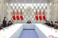 Ông Kim Jong-un chủ trì một phiên họp của đảng Lao động Triều Tiên hôm 31-12-2022. Ảnh: KCNA