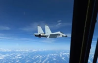 Tiêm kích J-11 của Trung Quốc áp sát máy bay trinh sát RC-135 của Mỹ trên Biển Đông ngày 21-12. Ảnh: Bộ Tư lệnh Ấn Độ Dương-Thái Bình Dương Mỹ INDOPACOM 