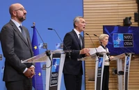 (từ trái sang phải) Chủ tịch Hội đồng châu Âu Charles Michel, Tổng Thư ký NATO Jens Stoltenberg và Chủ tịch Uỷ ban châu Âu Ursula von der Leyen. Ảnh: NATO