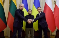 (Từ trái sang) Tổng thống Lithuania Gitanas Nauseda, Tổng thống Ukraine Volodymyr Zelensky và Tổng thống Ba Lan Andrzej Duda. Ảnh: REUTERS
