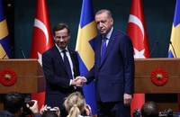 Thủ tướng Thụy Điển Ulf Kristersson (trái) bắt tay với Tổng thống Thổ Nhĩ Kỳ Tayyip Erdogan. Ảnh: AP 