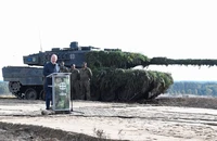Thủ tướng Đức Olaf Scholz phát biểu trước xe tăng Leopard 2. Ảnh: Fabian Bimmer/REUTERS