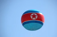 Một khinh khí cầu in cờ Triều Tiên bay tại Bình Nhưỡng năm 2018. Ảnh: NK NEWS